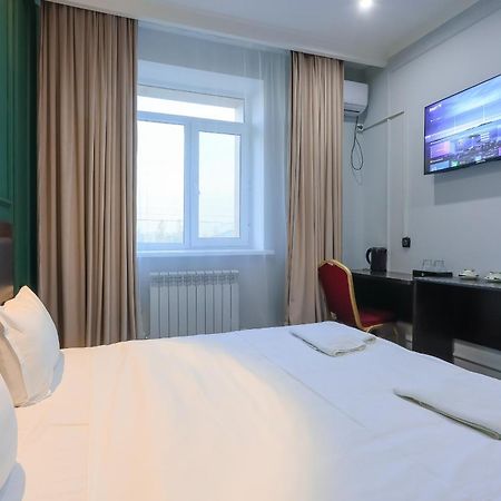 Hotel Vivaldis Алма Ата Екстериор снимка