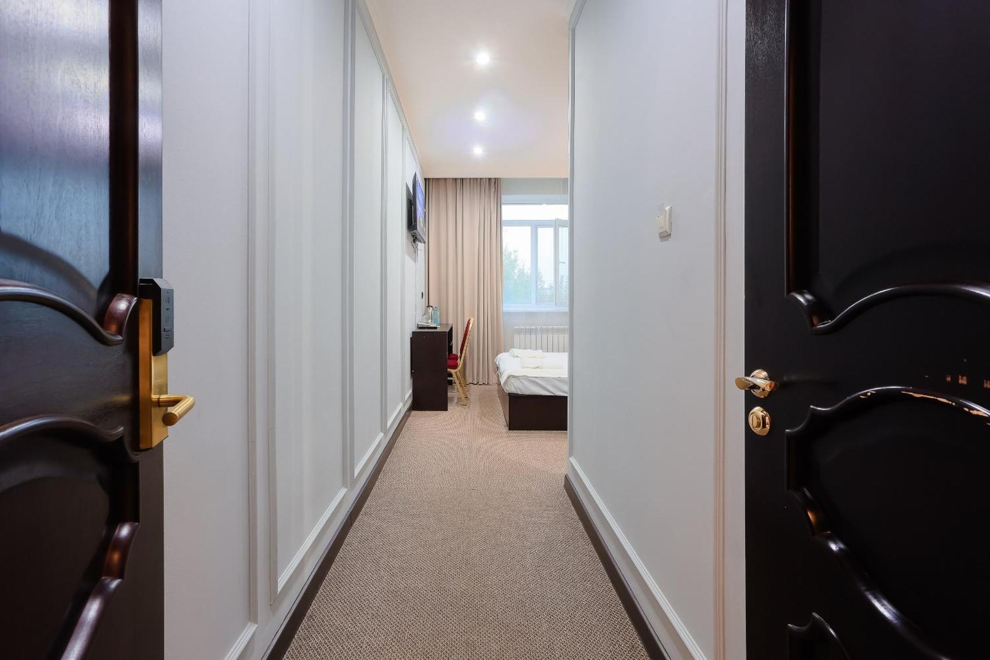 Hotel Vivaldis Алма Ата Екстериор снимка