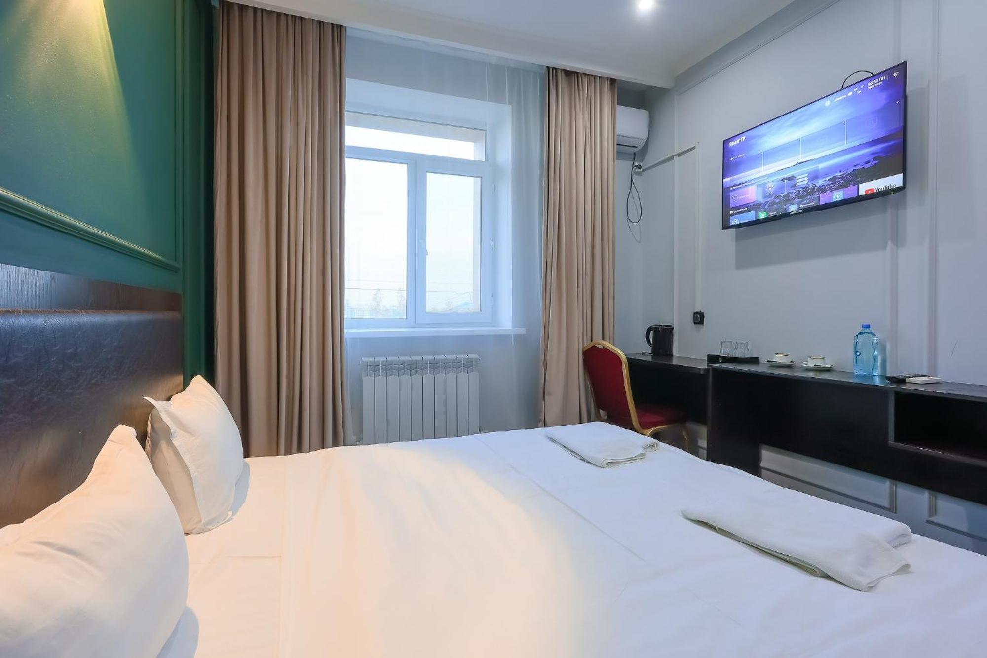 Hotel Vivaldis Алма Ата Екстериор снимка