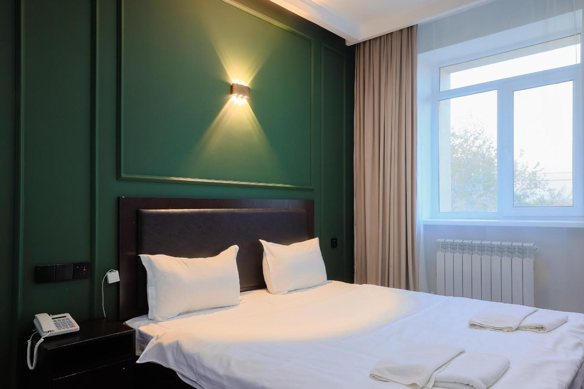 Hotel Vivaldis Алма Ата Екстериор снимка