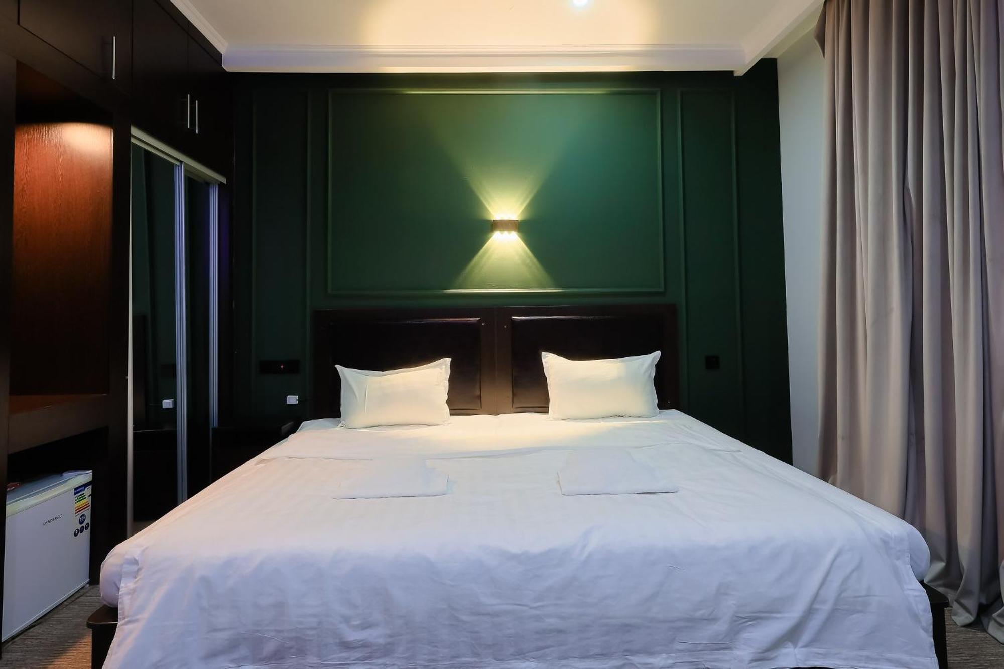 Hotel Vivaldis Алма Ата Екстериор снимка