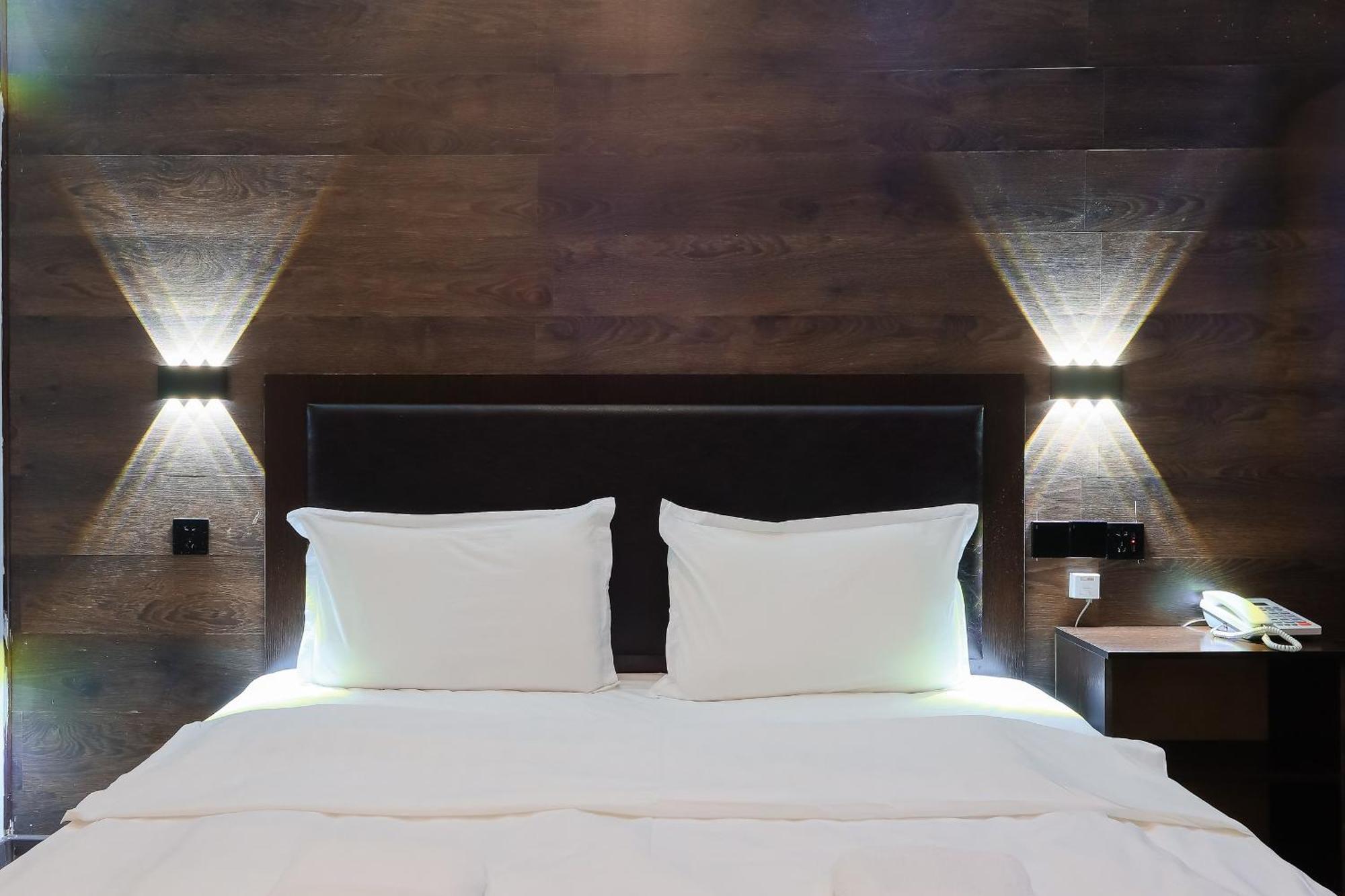 Hotel Vivaldis Алма Ата Екстериор снимка