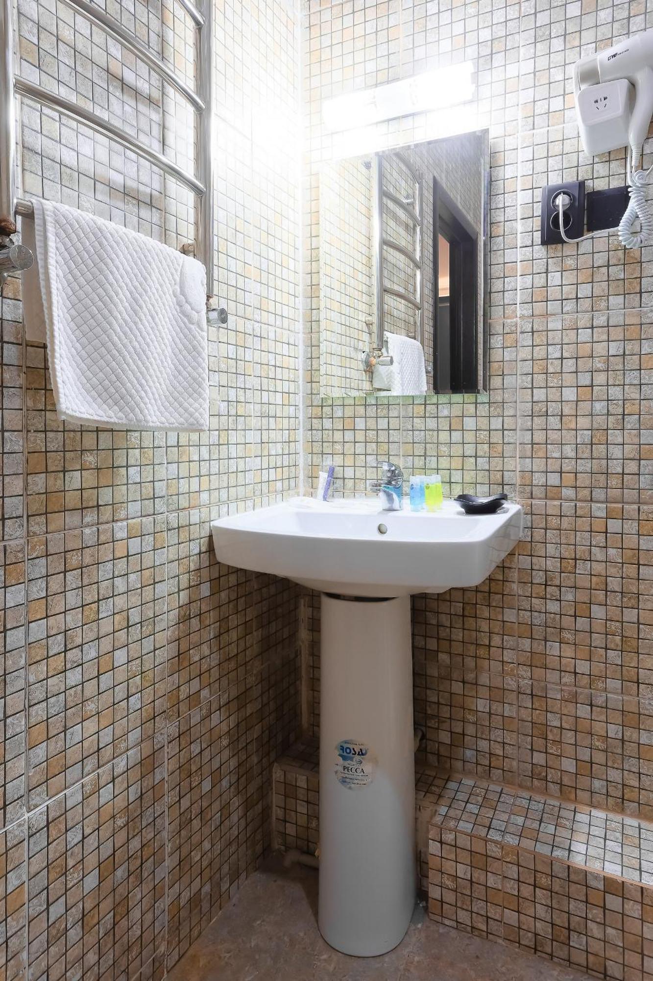 Hotel Vivaldis Алма Ата Екстериор снимка