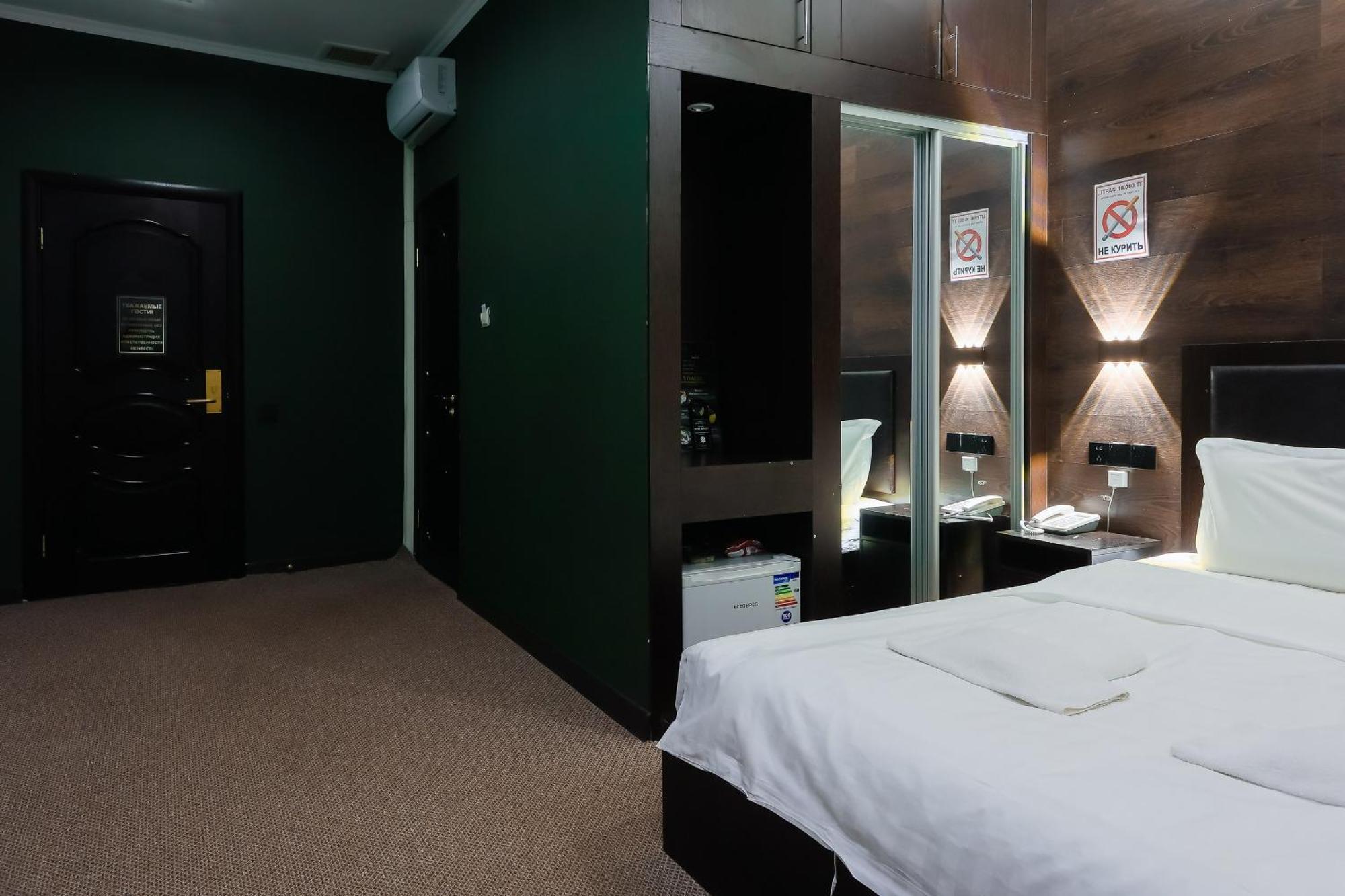 Hotel Vivaldis Алма Ата Екстериор снимка
