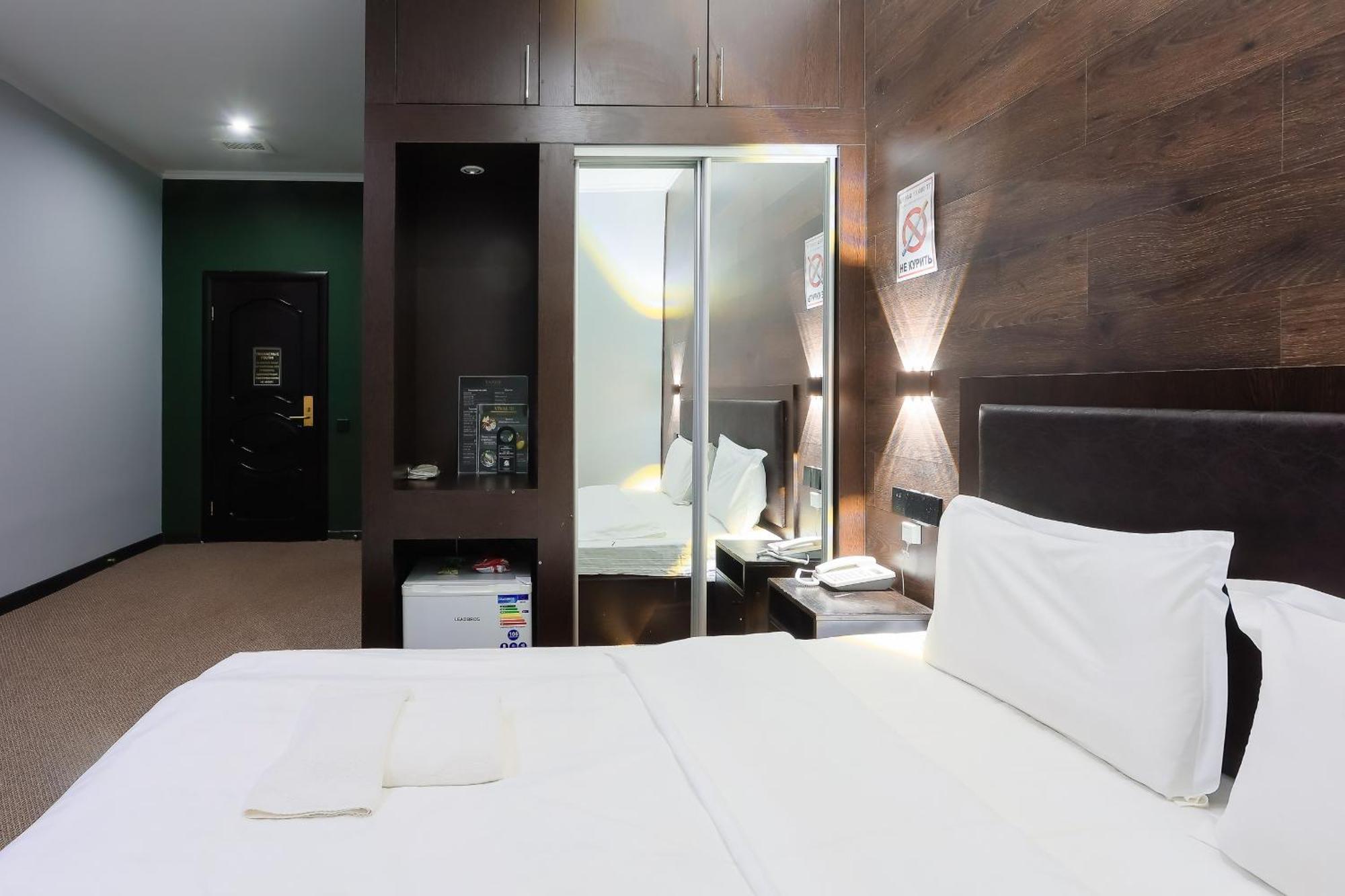 Hotel Vivaldis Алма Ата Екстериор снимка