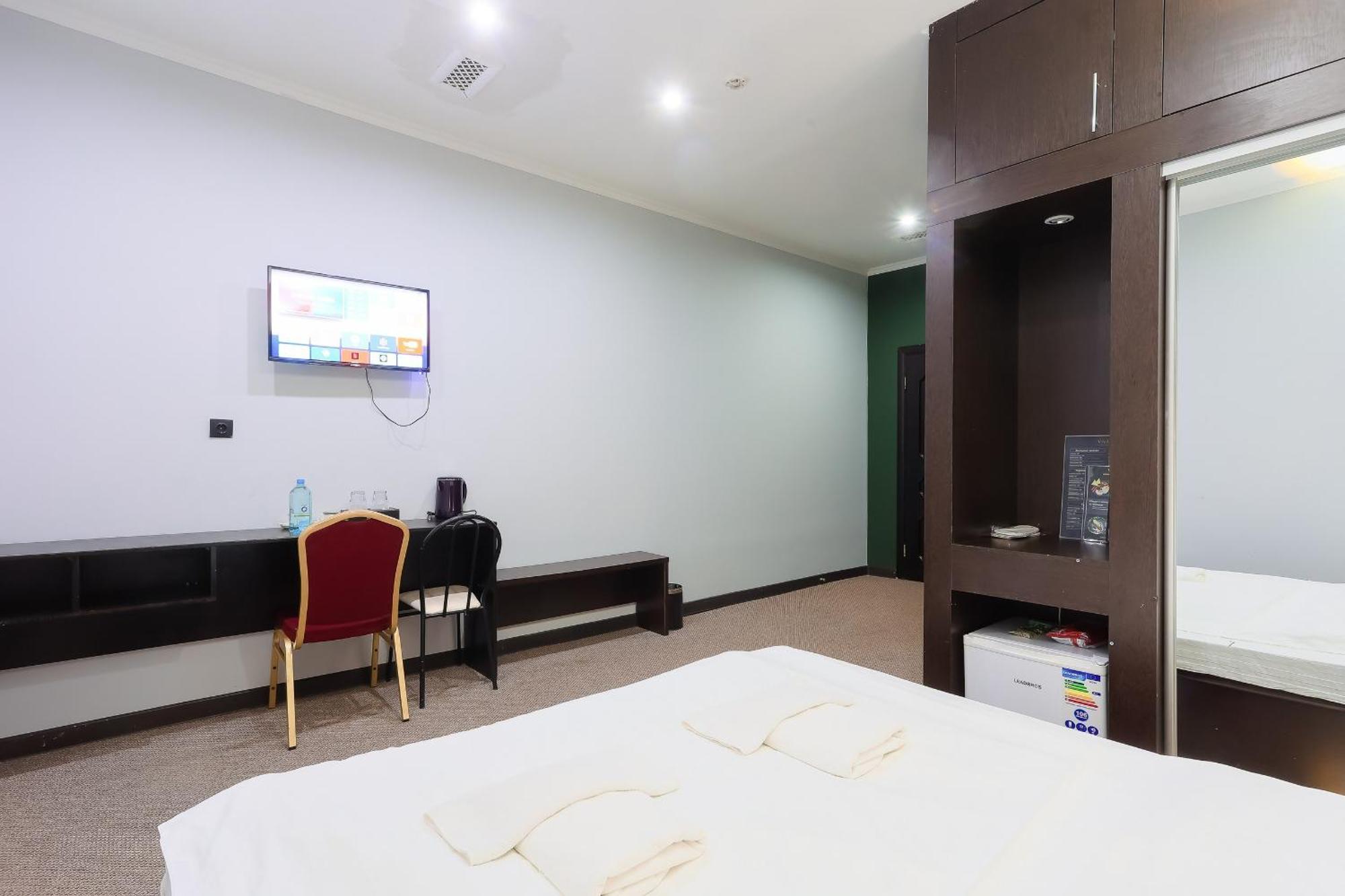 Hotel Vivaldis Алма Ата Екстериор снимка