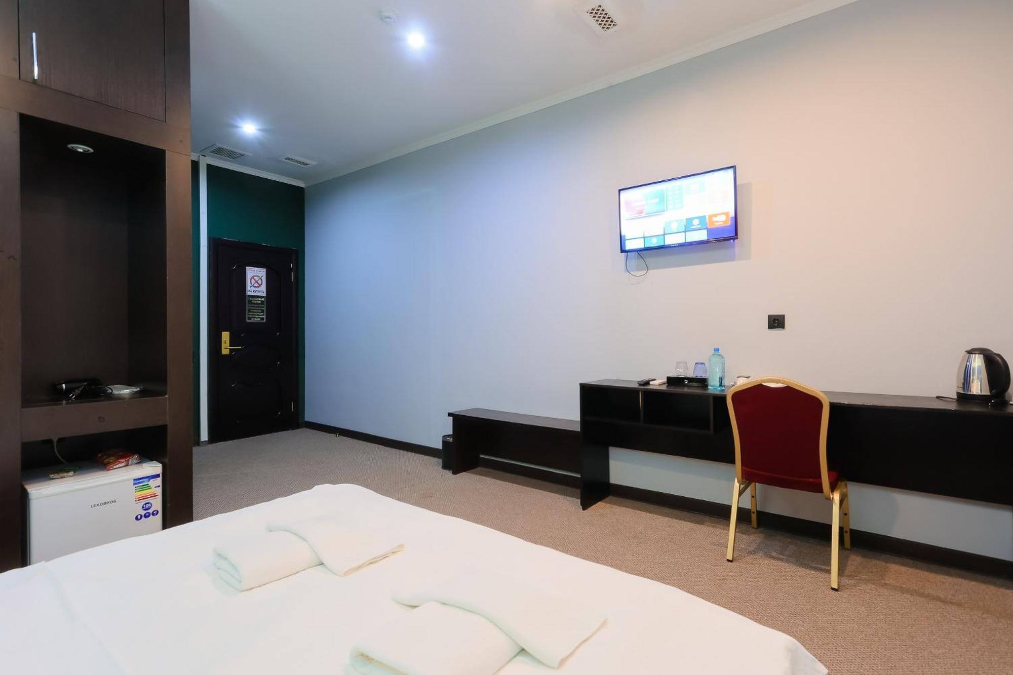 Hotel Vivaldis Алма Ата Екстериор снимка
