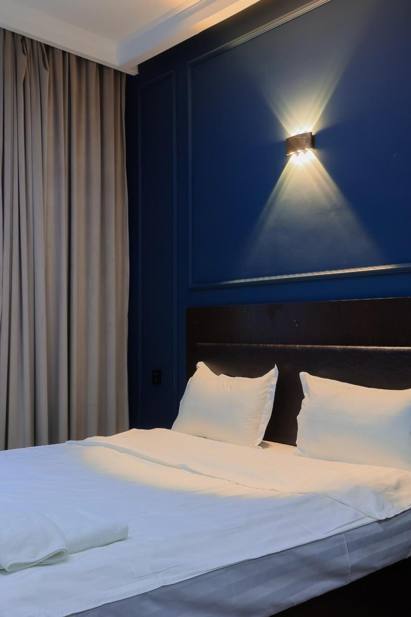 Hotel Vivaldis Алма Ата Екстериор снимка
