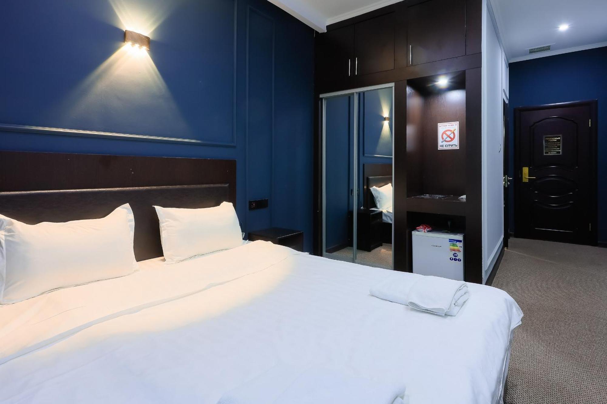 Hotel Vivaldis Алма Ата Екстериор снимка