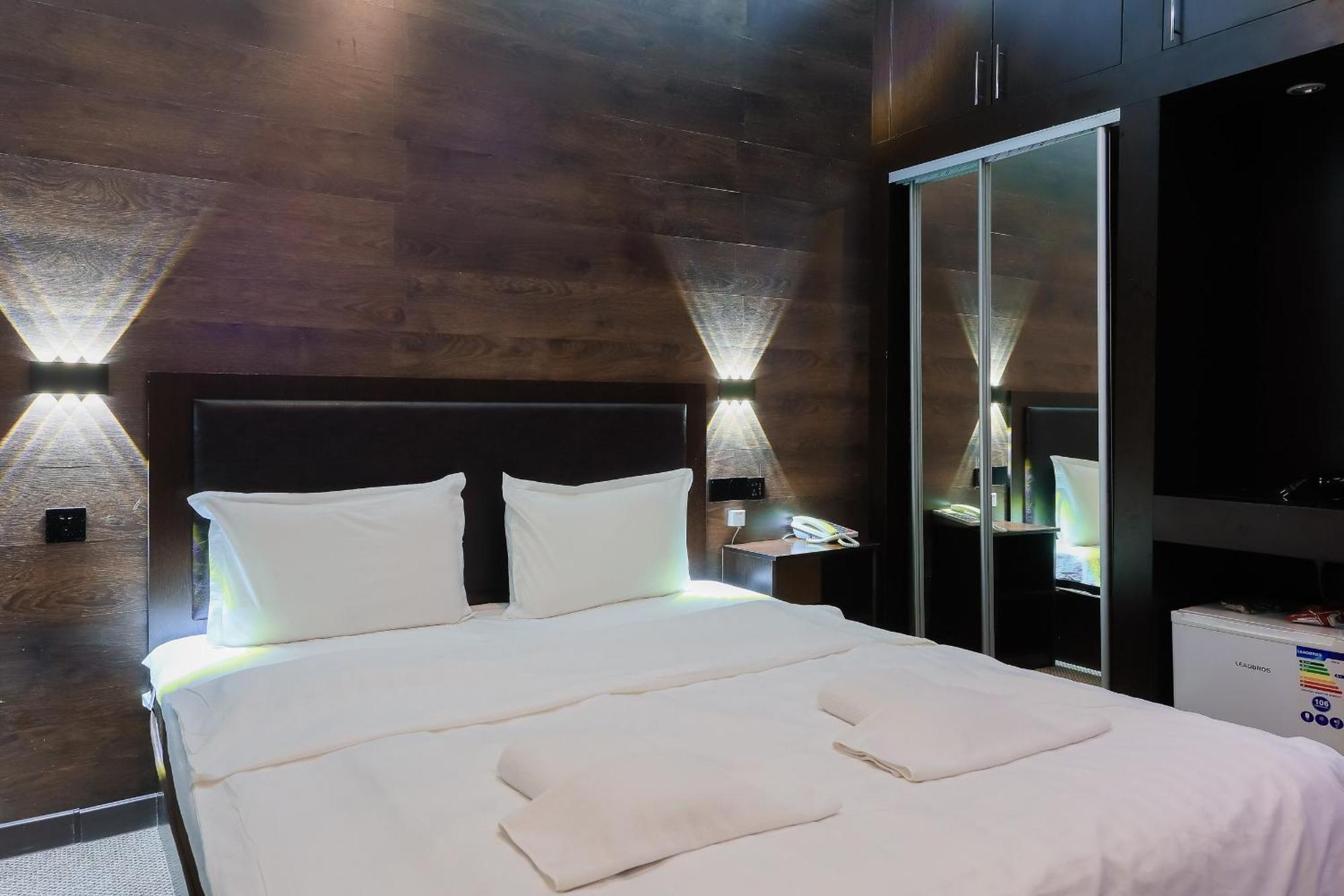 Hotel Vivaldis Алма Ата Екстериор снимка