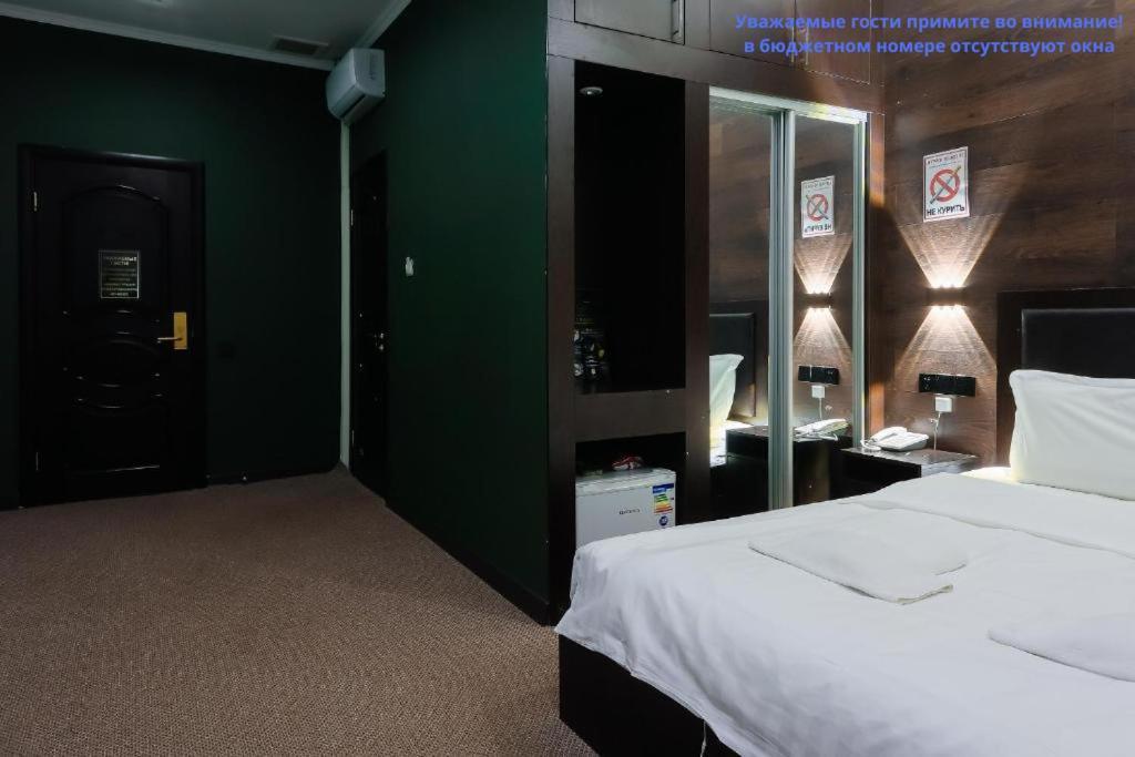 Hotel Vivaldis Алма Ата Екстериор снимка